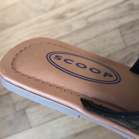 Scoop sandals black patent size 7 slip slide on flat shoe crocodile pattern - Picture 4 of 6